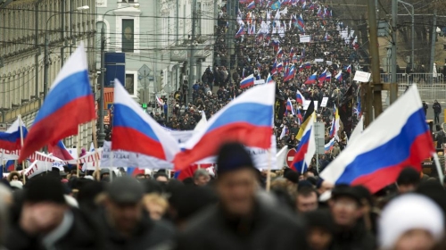 Hàng vạn người tuần hành ủng hộ Nga đưa quân sang Ukraine